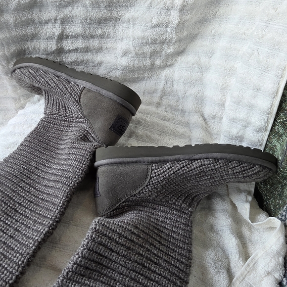 Ugg Australia Classic Cardy Triple Button Gray Knit Slip On Boots #5819 Size 7 - Picture 5 of 11